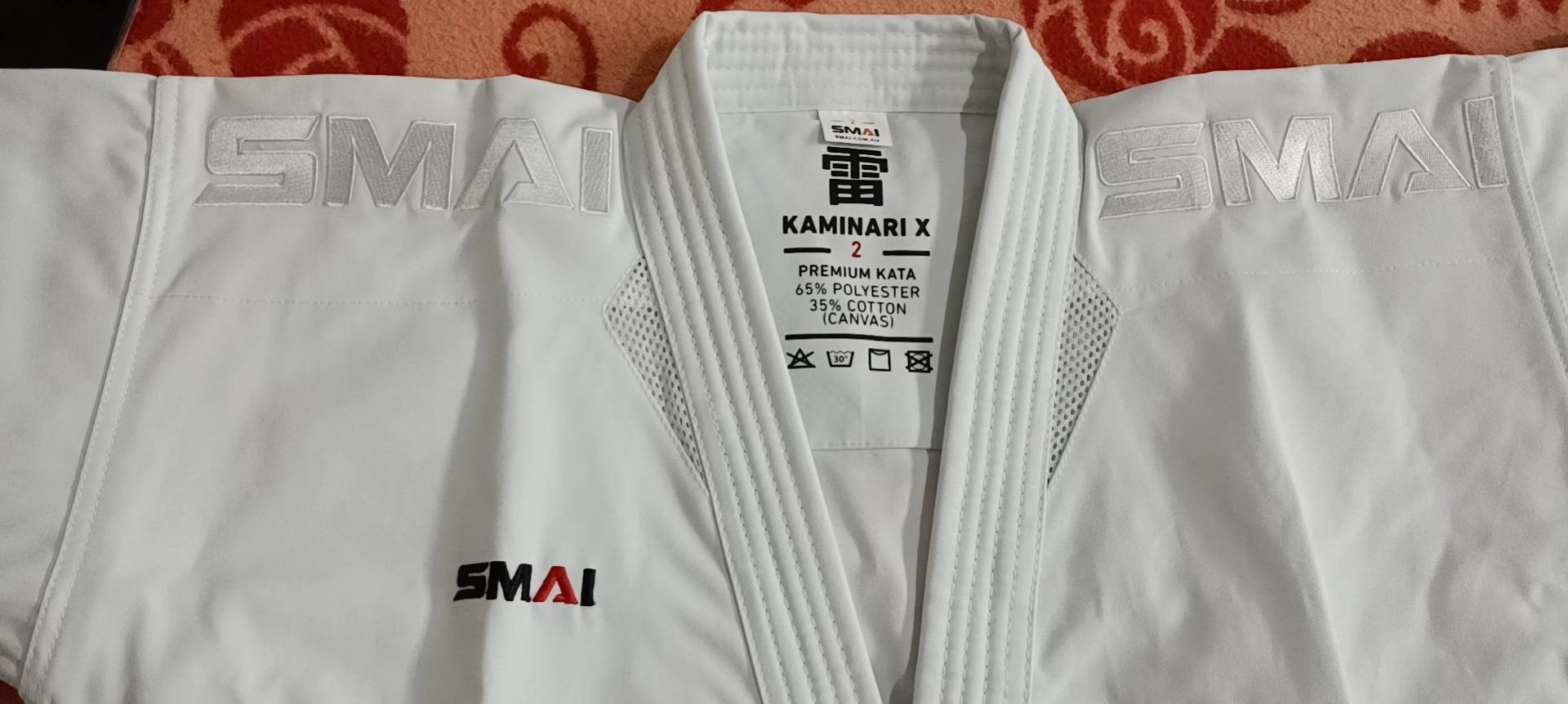 Karategi SMAI 14OZ PREMIUM KAMINARI X - Uniforme officiel WKF approuvé pour compétition Kata