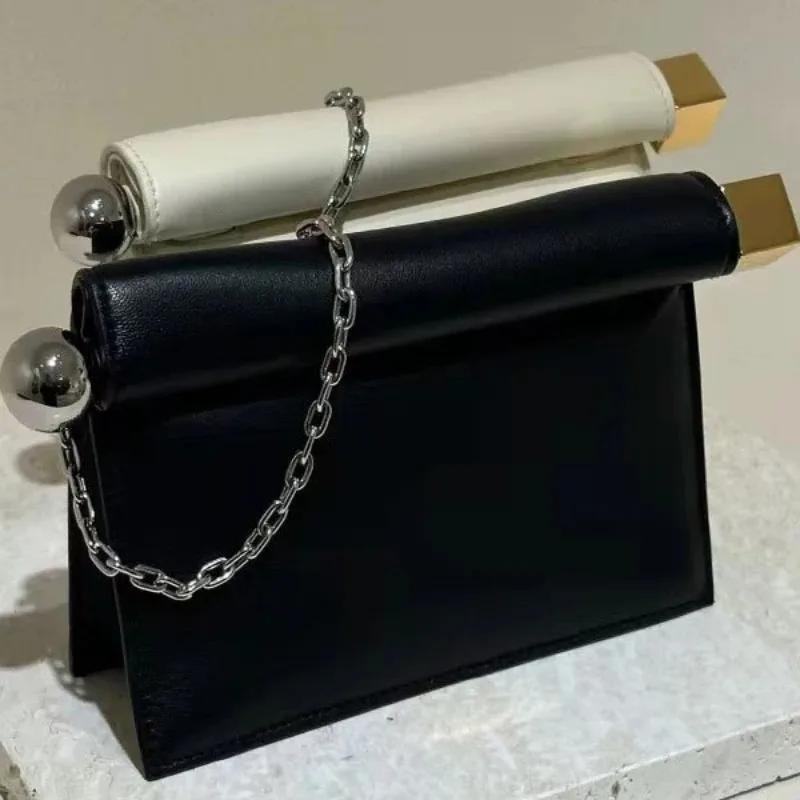 Un nouveau sac d'embrayage enroulé de luxe, à la mode et de niche pour femmes, un sac à bandoulière 