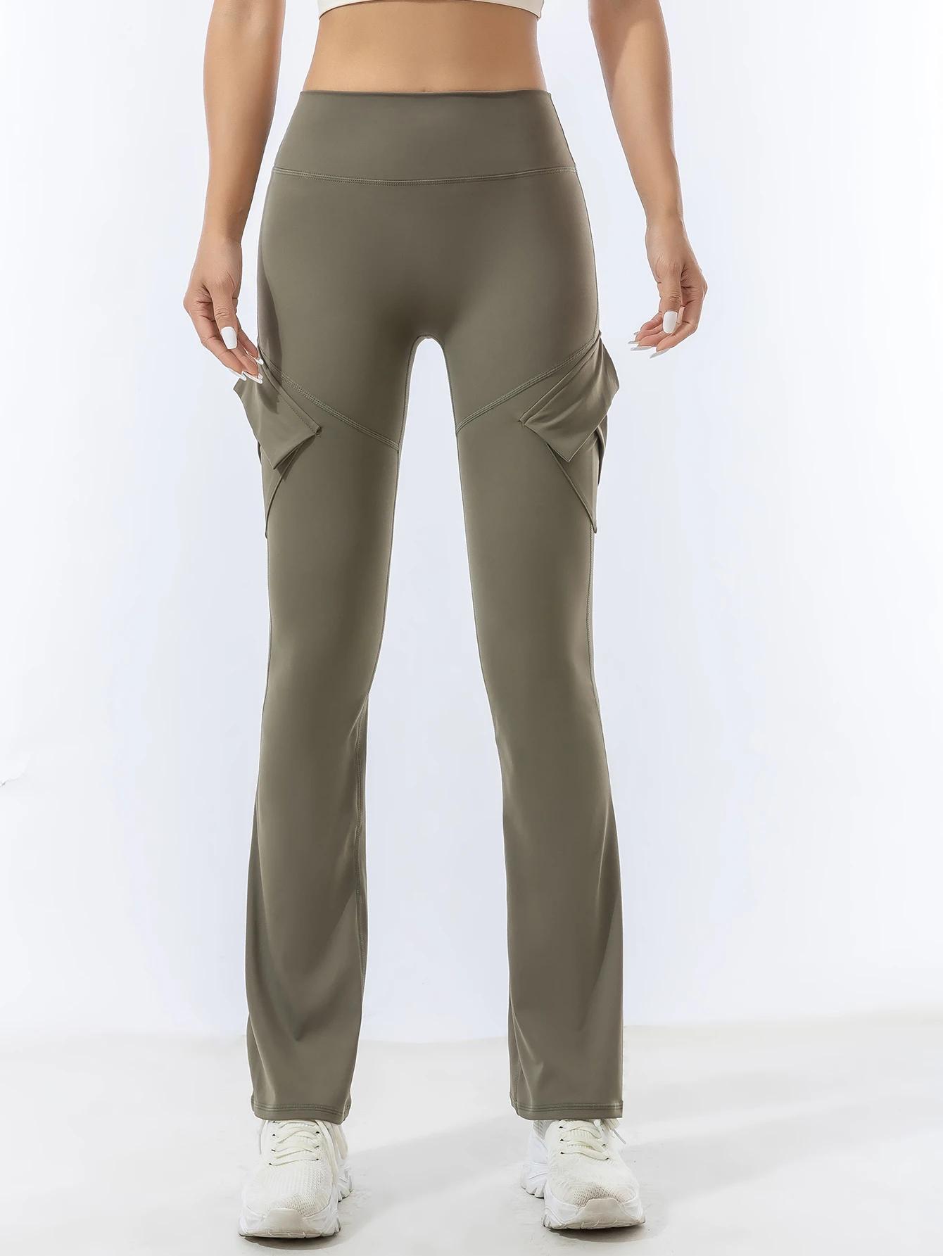 Les pantalons de yoga à poches peuvent être portés sur des pantalons légèrement évasés taille haute 