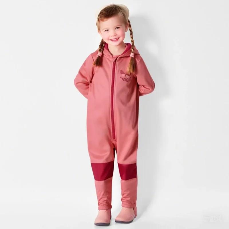 Les combinaisons d'extérieur à coque souple pour enfants sont imperméables et respirantes en polaire
