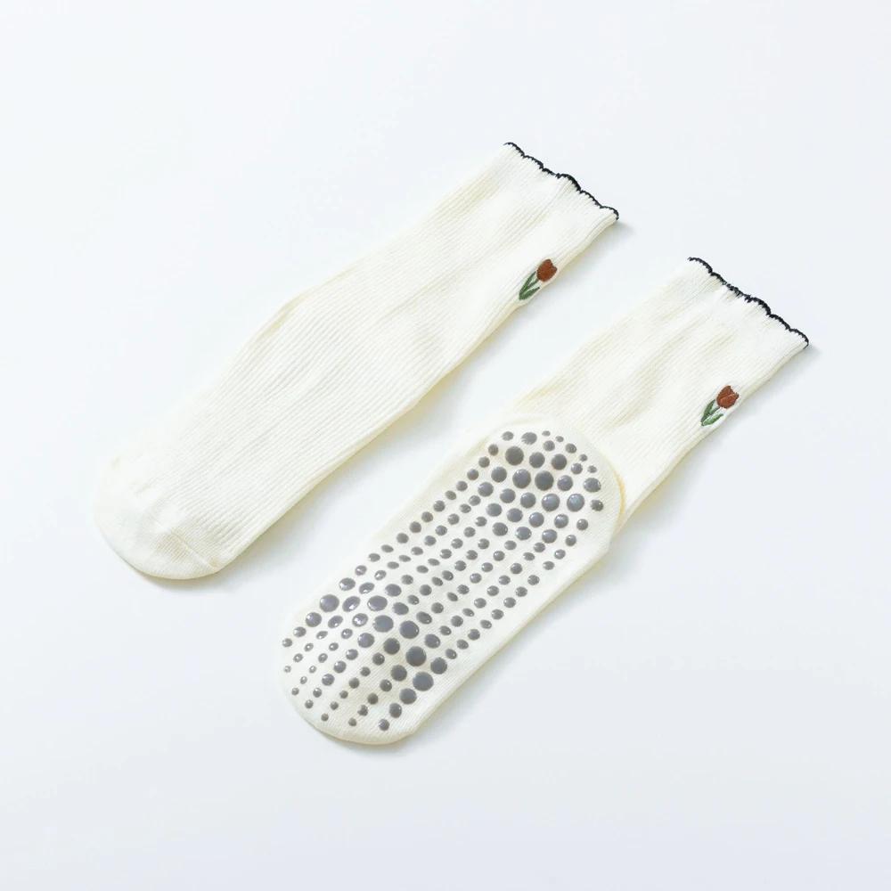 Chaussettes de Yoga et Pilates brodées de fleurs pour femmes, chaussettes de sport de sol antidérapa