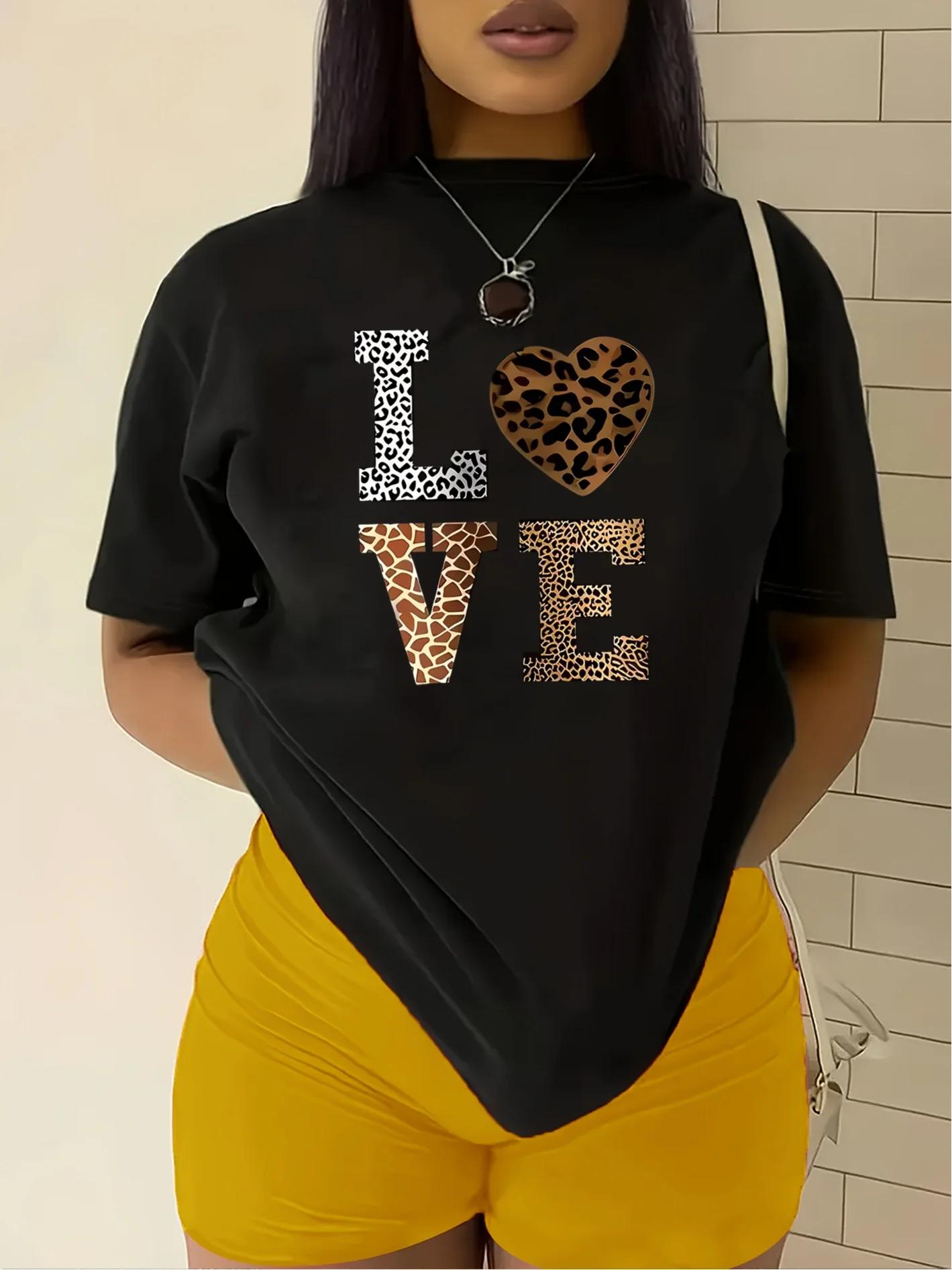 T-shirt décontracté à col rond et manches courtes, motif cœur léopard blanc « Love »