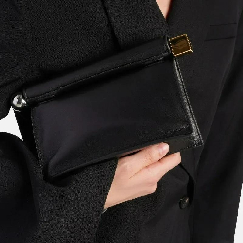 Un nouveau sac d'embrayage enroulé de luxe, à la mode et de niche pour femmes, un sac à bandoulière 