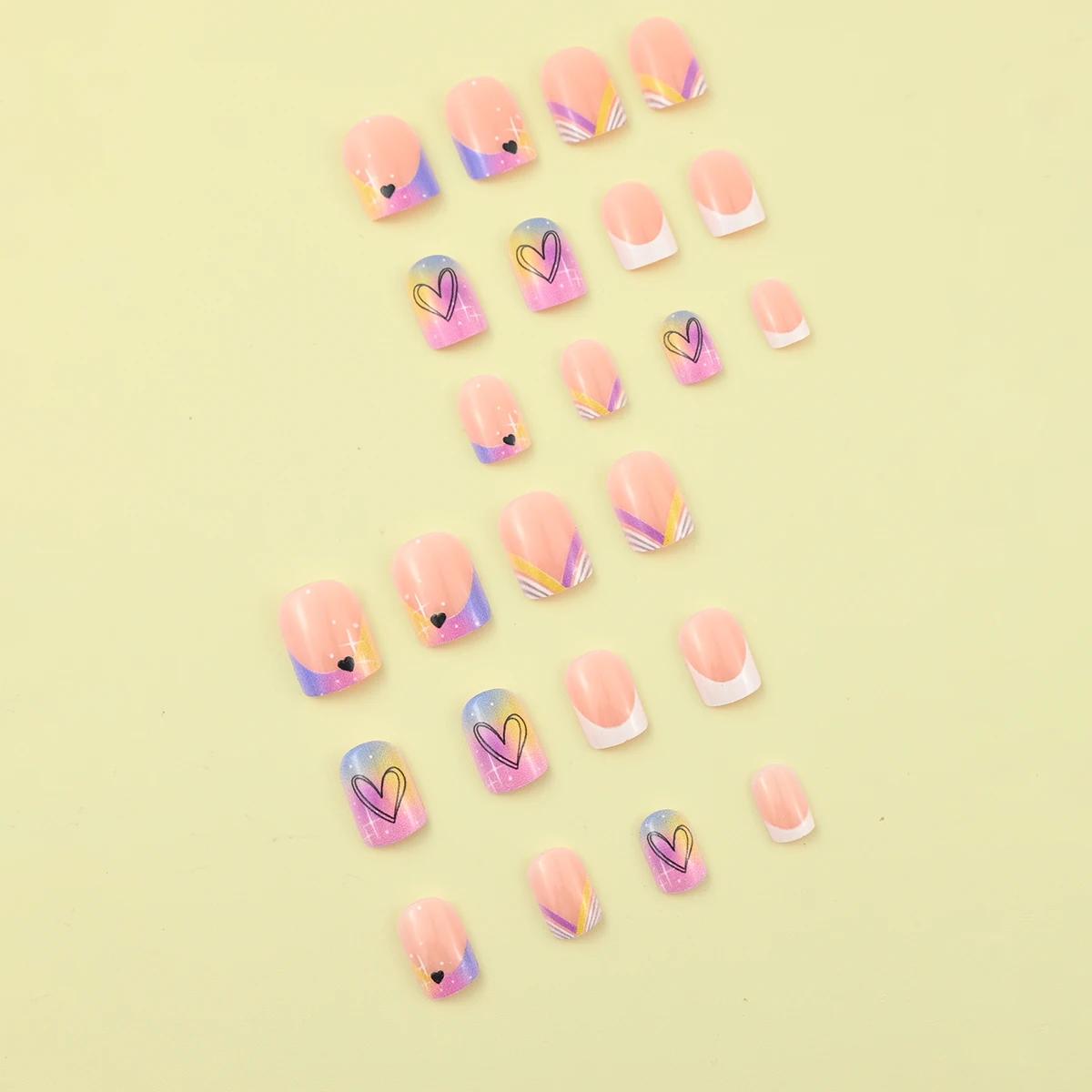 24 morceaux de faux ongles carrés courts, avec un cœur dégradé teint en halo et un design français c