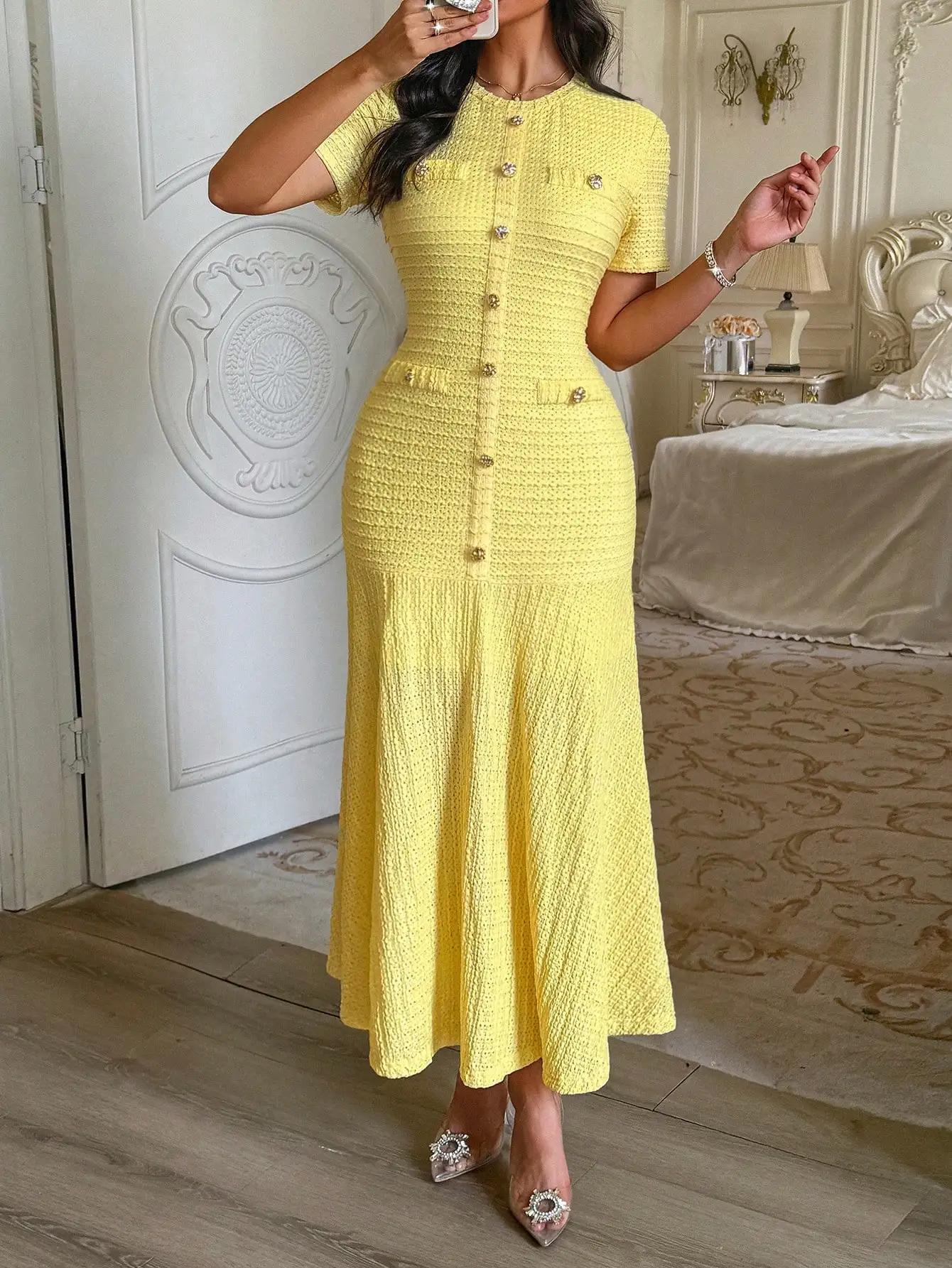 Robe midi en tricot texturé jaune avec boutons sur le devant et fausses poches