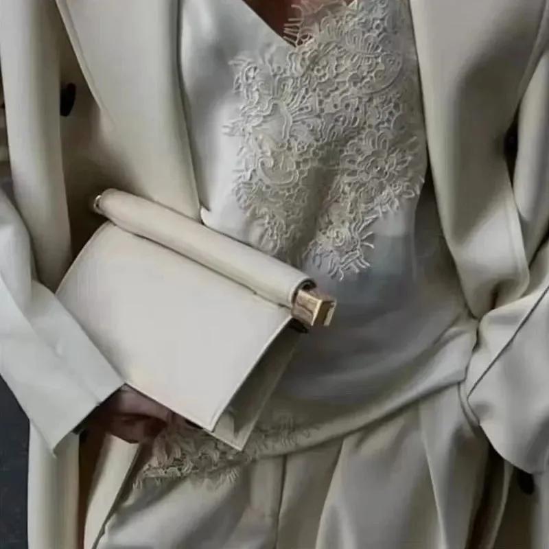 Un nouveau sac d'embrayage enroulé de luxe, à la mode et de niche pour femmes, un sac à bandoulière 