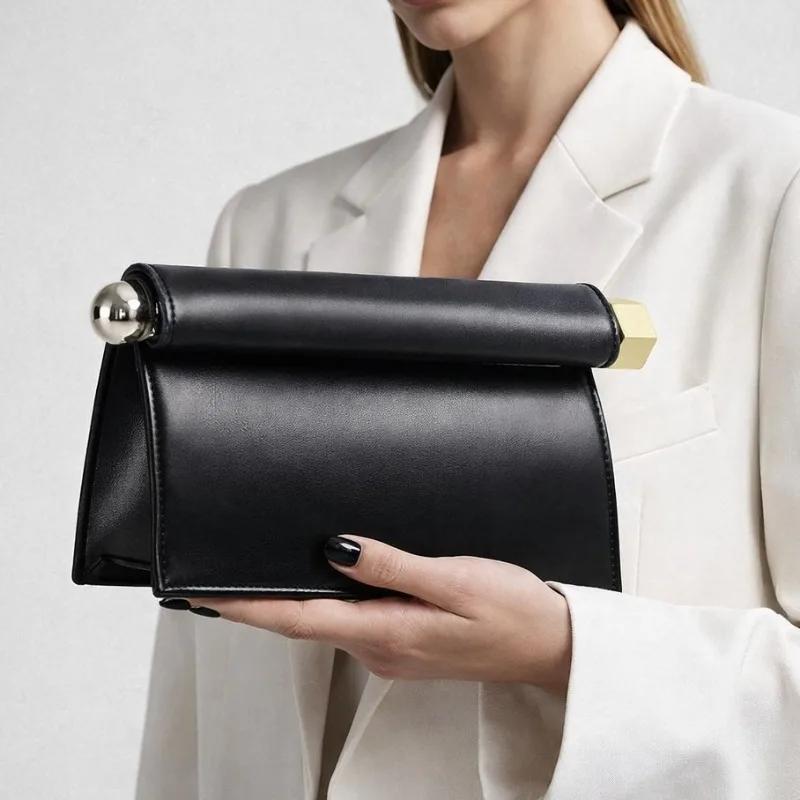 Un nouveau sac d'embrayage enroulé de luxe, à la mode et de niche pour femmes, un sac à bandoulière 