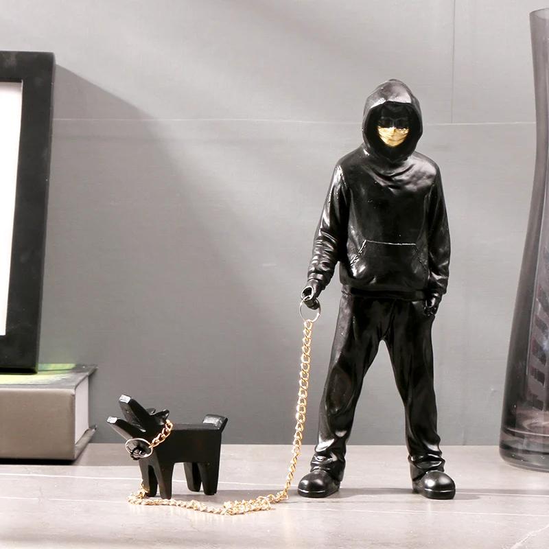 Banksy un homme tendance jouant avec des chiens, jouets de mode blancs, sculptures artistiques et or