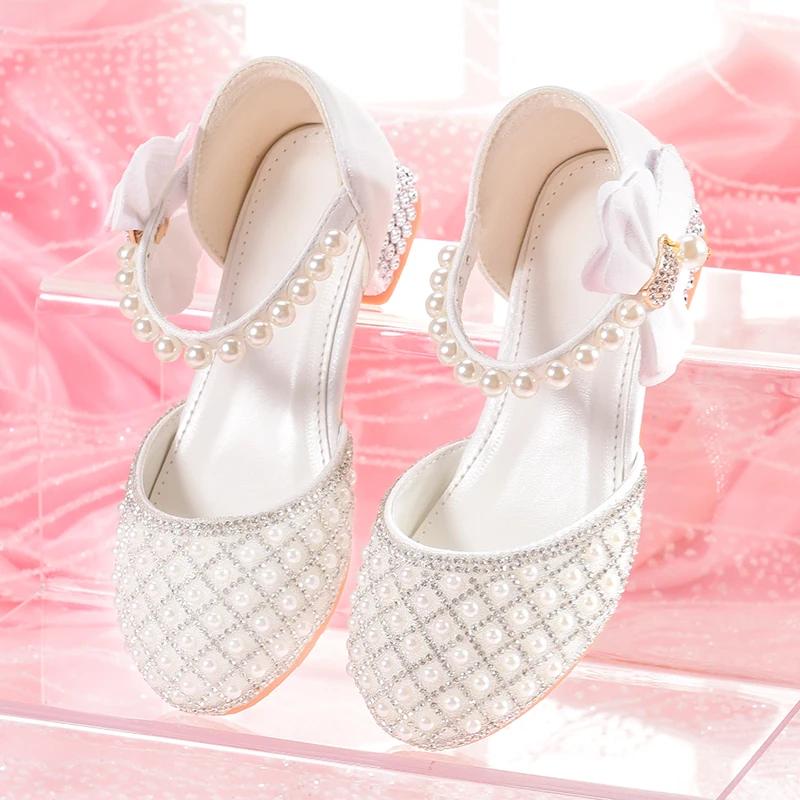 Les talons hauts pour les filles font un design de bandeau, parfaits pour les mariages et les occasi