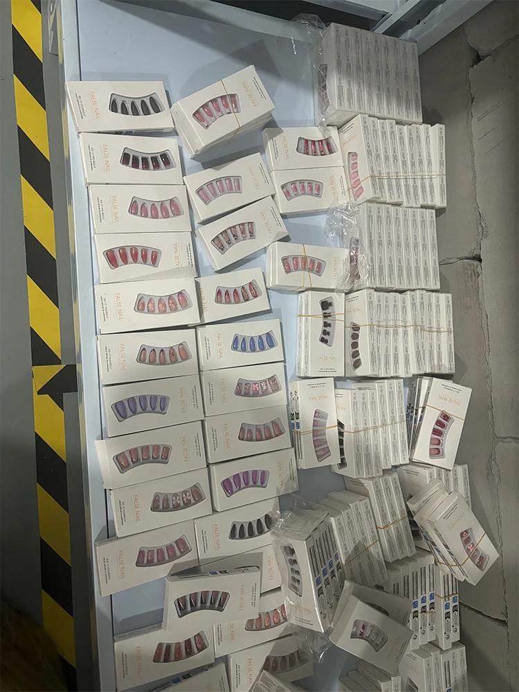 Boîte surprise, 96 pièces (4 boîtes) appuyez sur les clous, livraison aléatoire, styles multiplesNot
