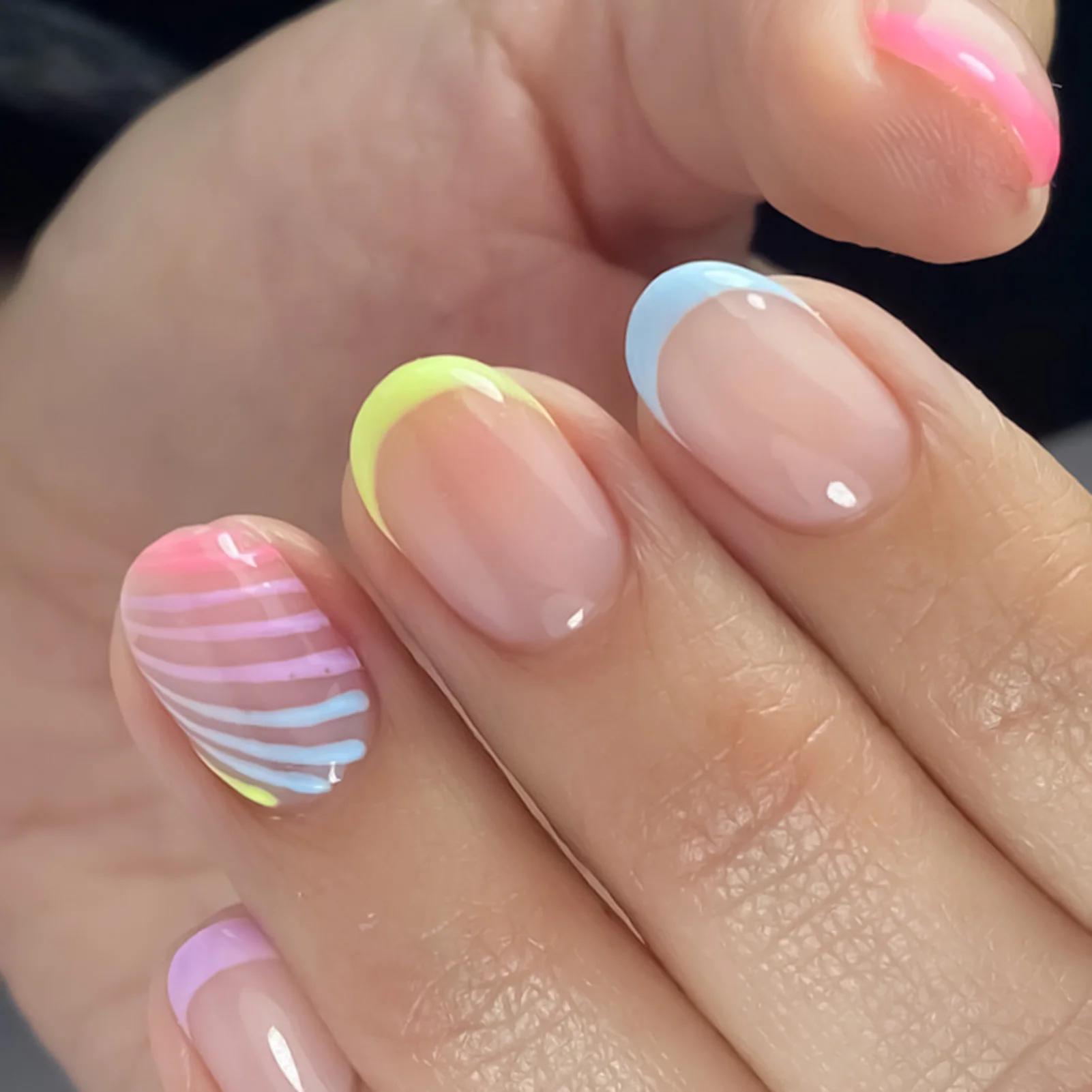 Faux ongles français colorés, 24 pièces, Design à rayures diagonales, courts et ronds, élégants, à p