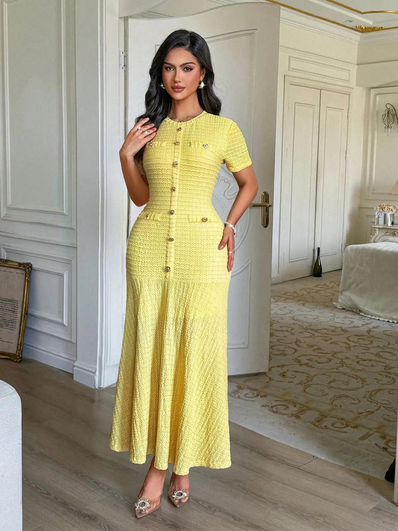 Robe midi en tricot texturé jaune avec boutons sur le devant et fausses poches