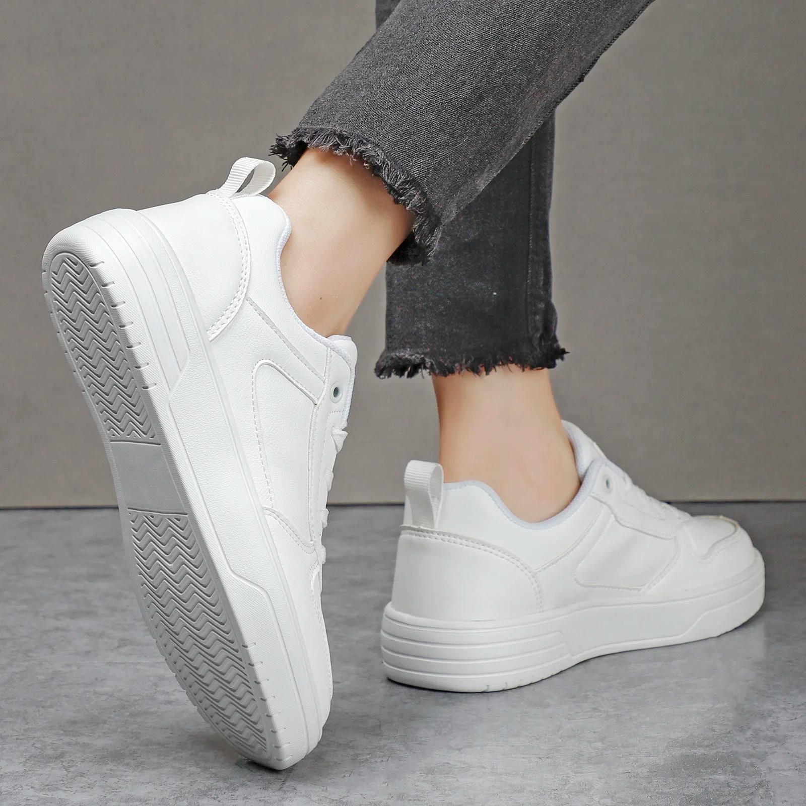 Chaussures skateboard légères femmes - Baskets sport blanches et noires design urbain