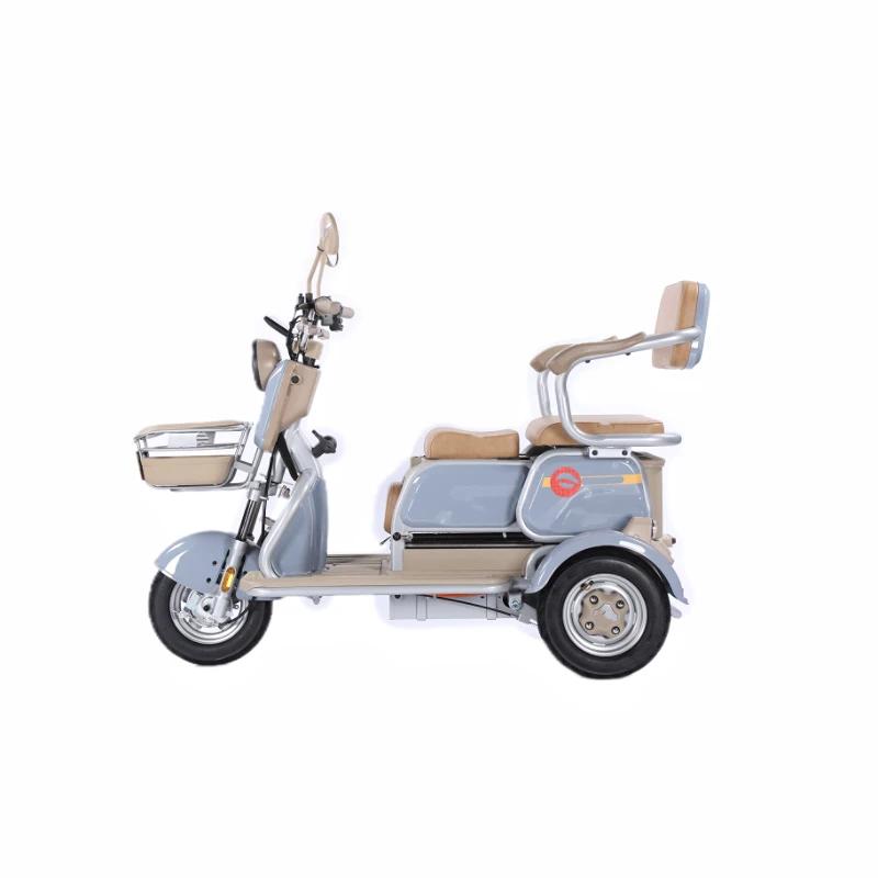 Le tricycle électrique à trois roues est un véhicule polyvalent sans barrière pour les loisirs et le