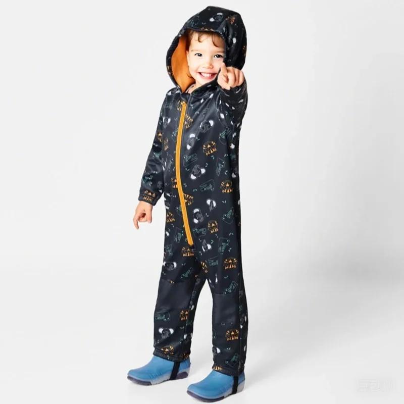 Les combinaisons d'extérieur à coque souple pour enfants sont imperméables et respirantes en polaire