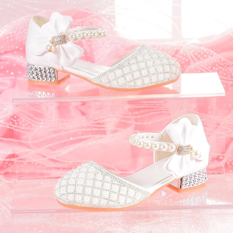 Les talons hauts pour les filles font un design de bandeau, parfaits pour les mariages et les occasi
