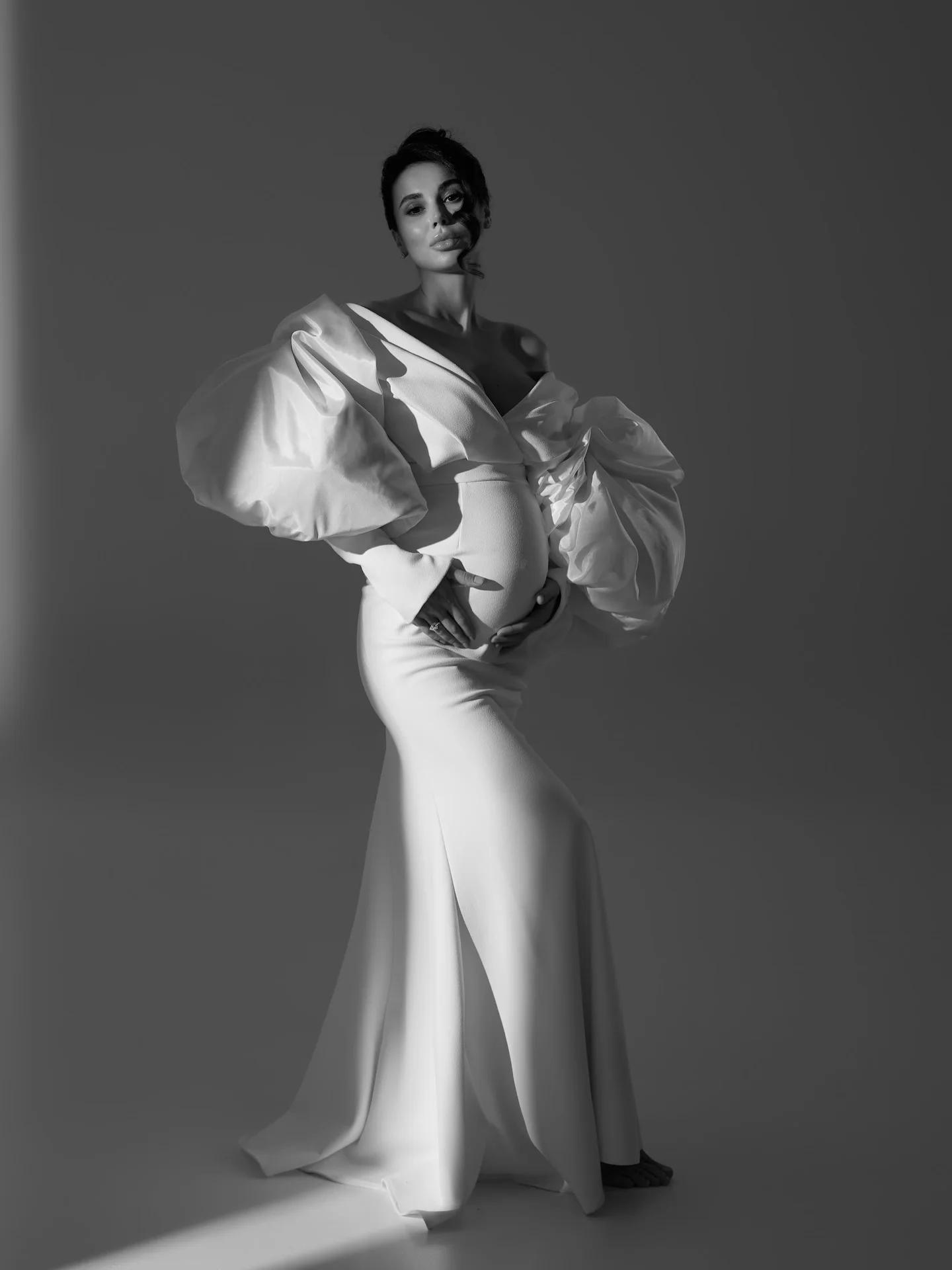 Robe de maternité sirène blanche élégante pour séance photo, épaules dénudées, manches bouffantes, e