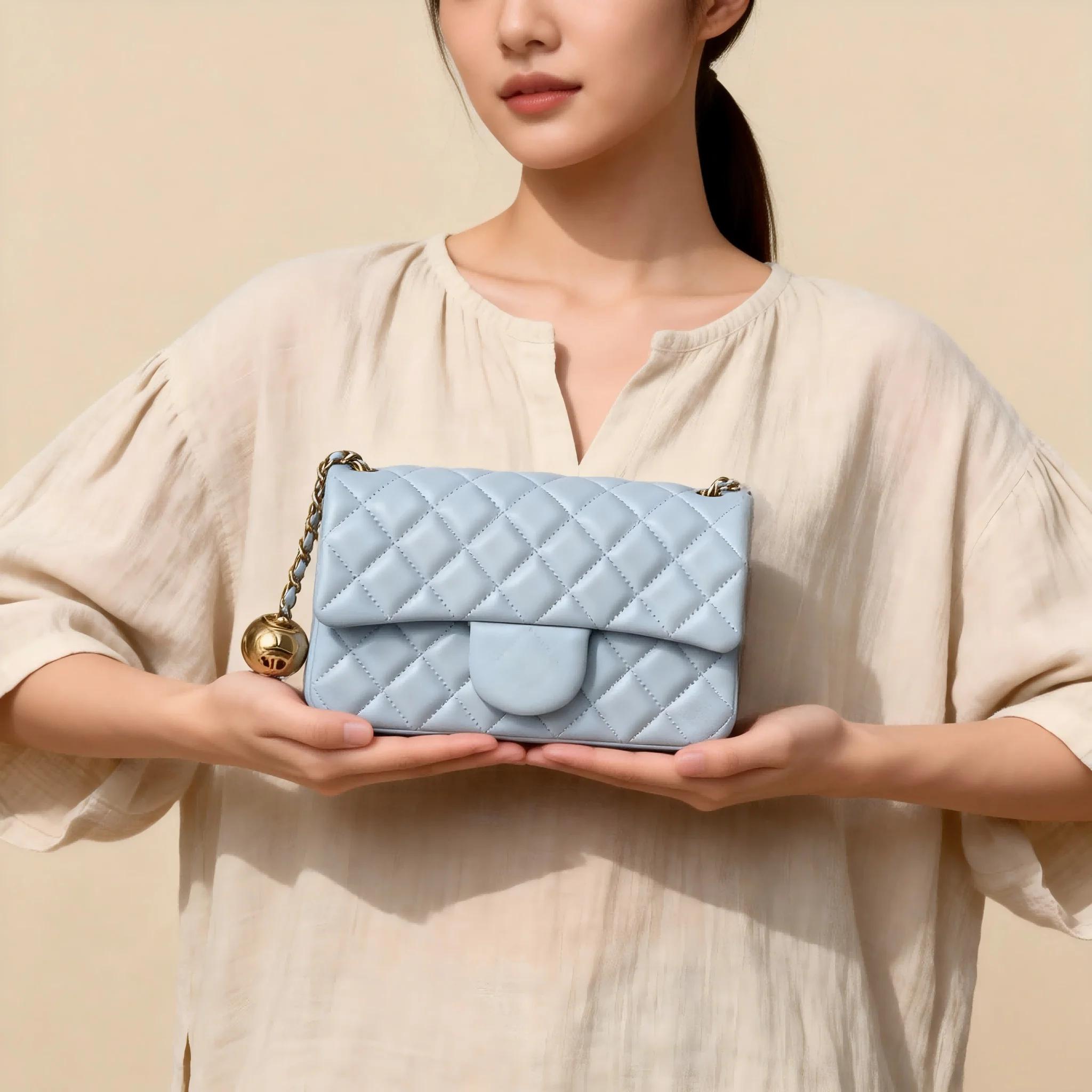 Un mini sac bandoulière matelassé bleu frais avec une chaîne dorée et un fermoir à verrou, doté d'un