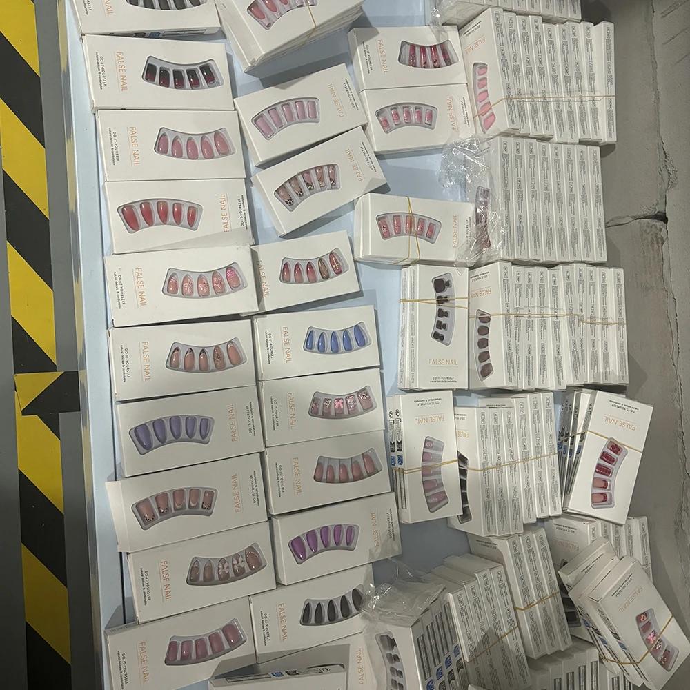 Boîte surprise, 96 pièces (4 boîtes) appuyez sur les clous, livraison aléatoire, styles multiplesNot