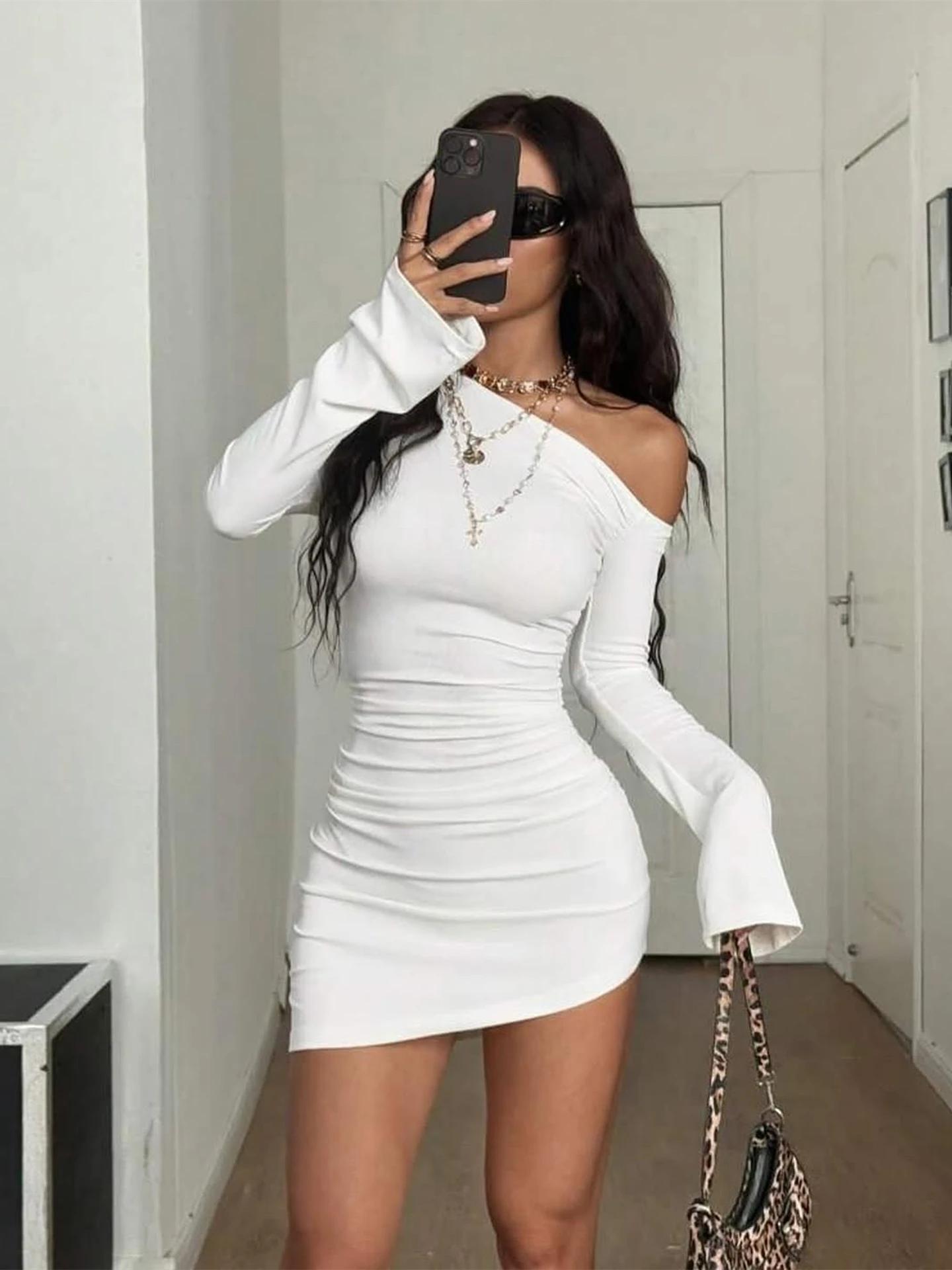 Dulzura épaule inclinée à manches longues froncé mince irrégulière Mini robe femmes solide Sexy tenu