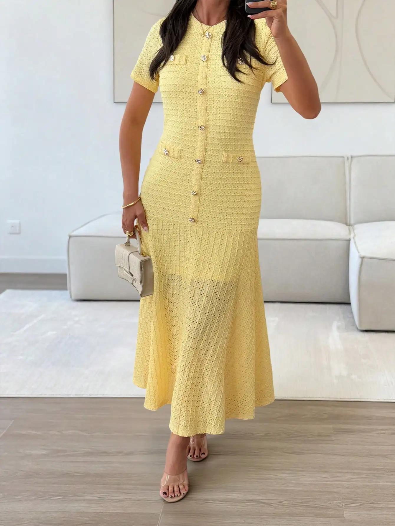 Robe midi en tricot texturé jaune avec boutons sur le devant et fausses poches