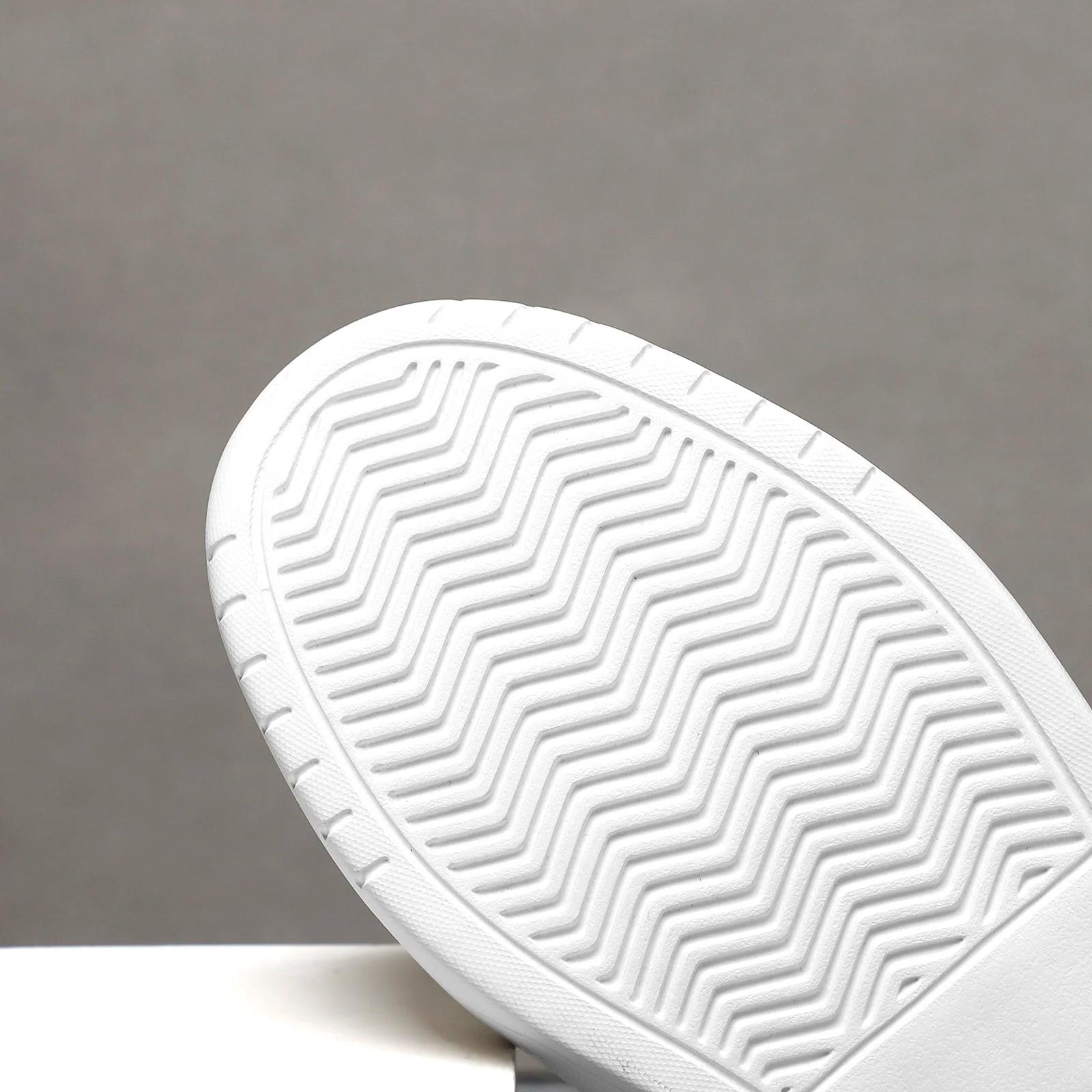 Chaussures skateboard légères femmes - Baskets sport blanches et noires design urbain