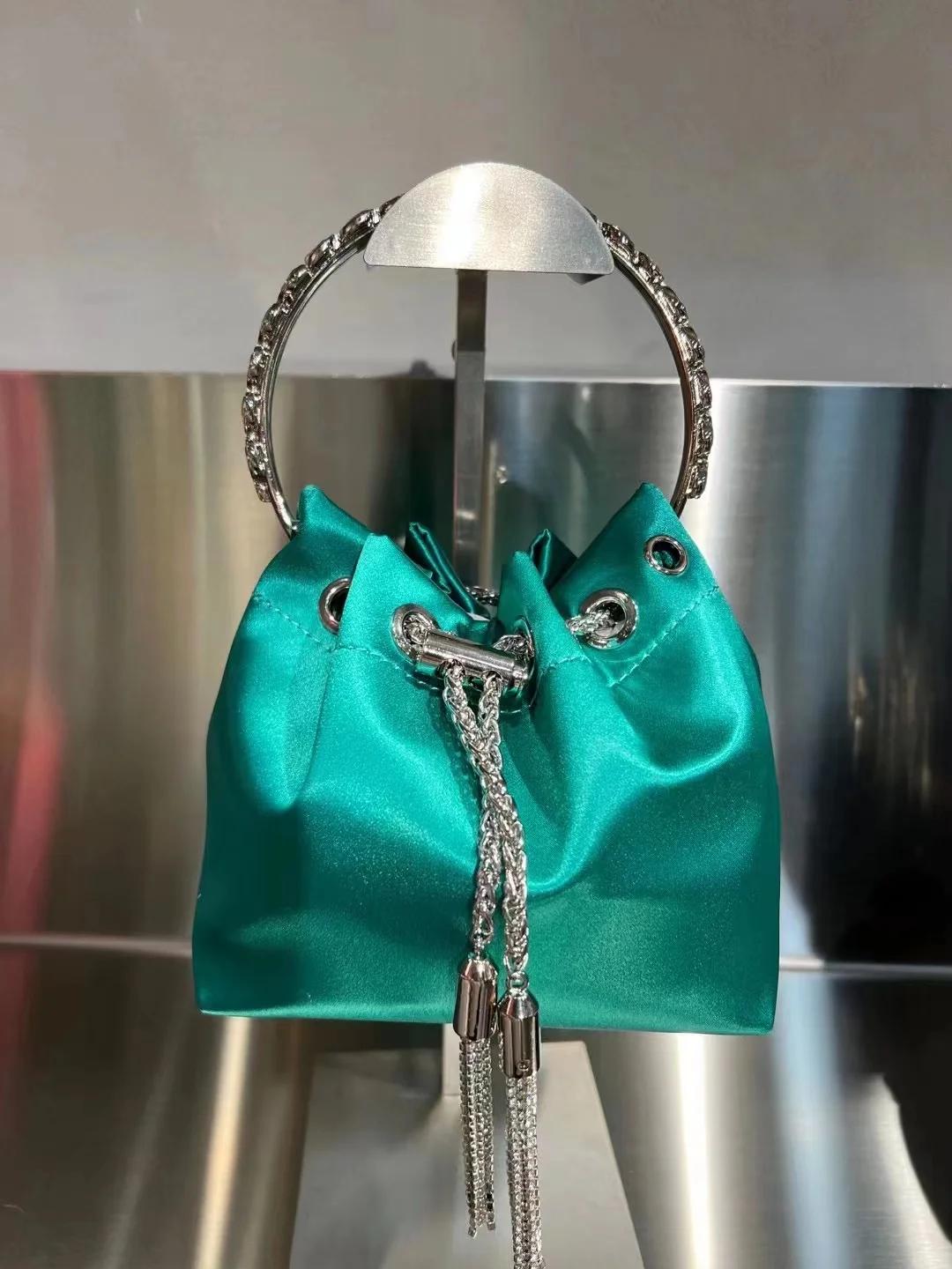 Sac à main de luxe avec diamants scintillants et pompon pour femme, bague en métal, pochette de fête