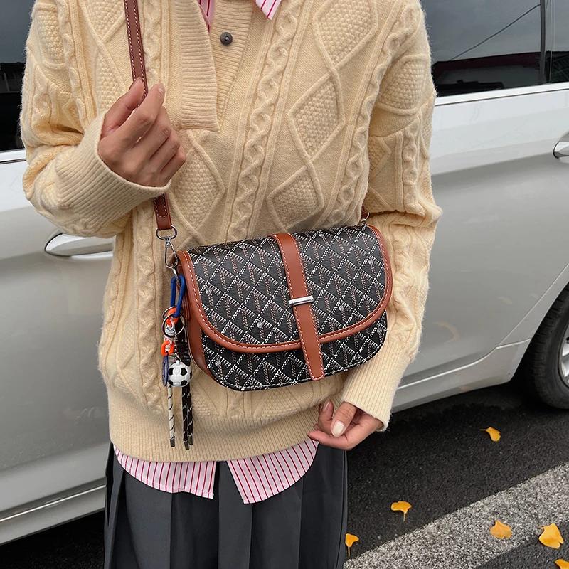 Sac seau élégant en Faux cuir pour femmes, fermeture à cordon avec détail de pompon, taille compacte