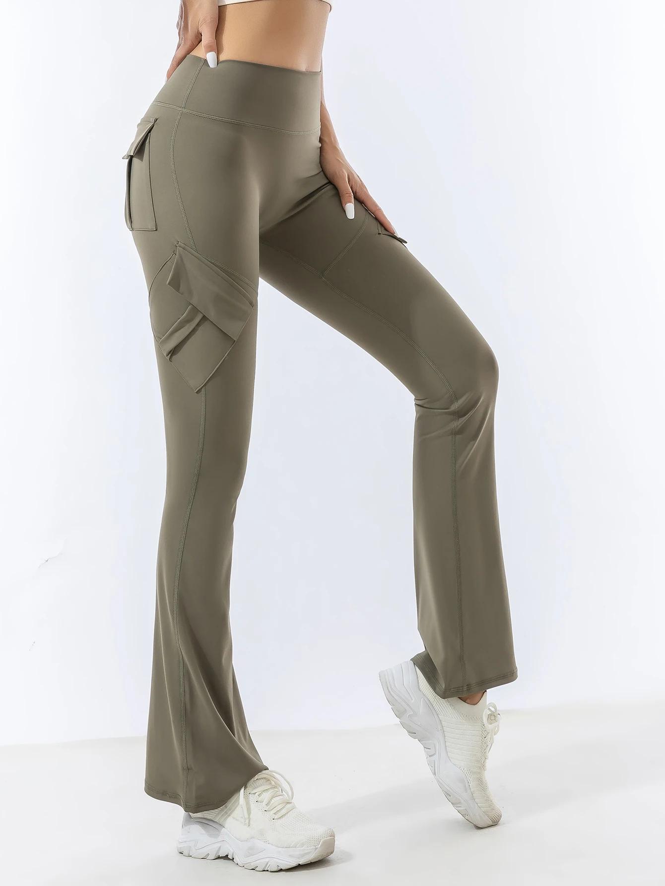 Les pantalons de yoga à poches peuvent être portés sur des pantalons légèrement évasés taille haute 