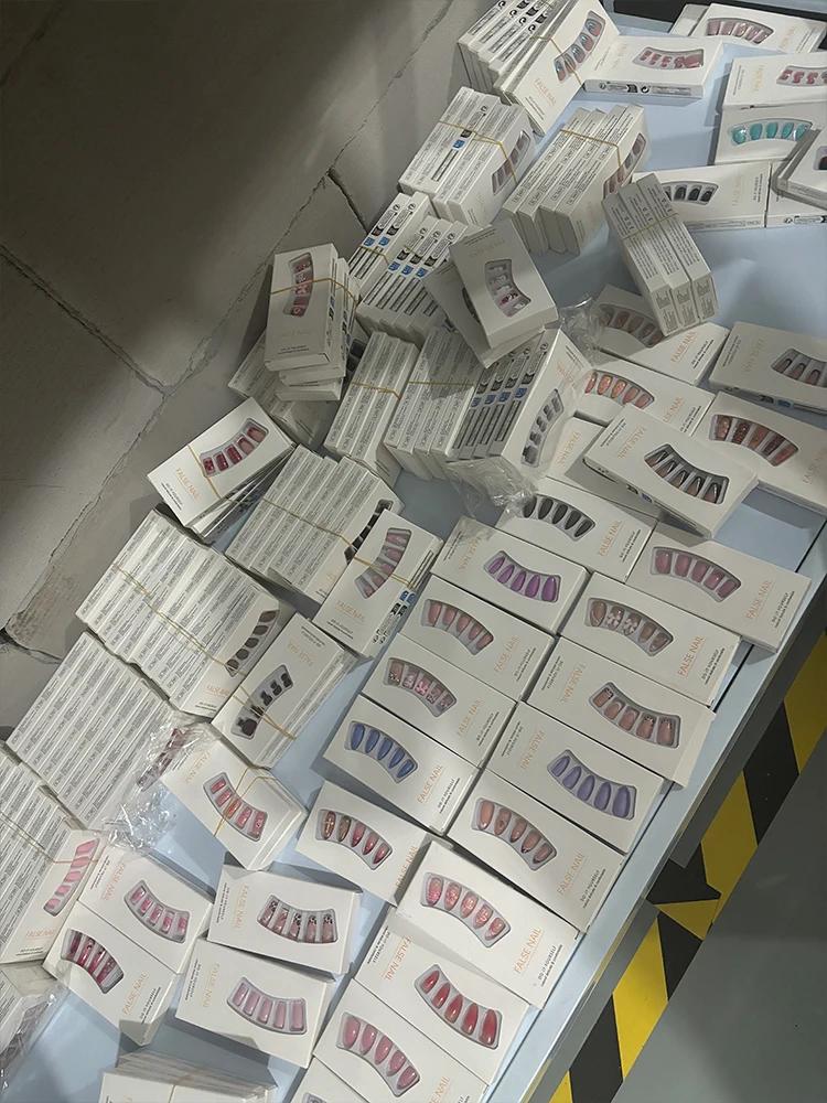Boîte surprise, 96 pièces (4 boîtes) appuyez sur les clous, livraison aléatoire, styles multiplesNot