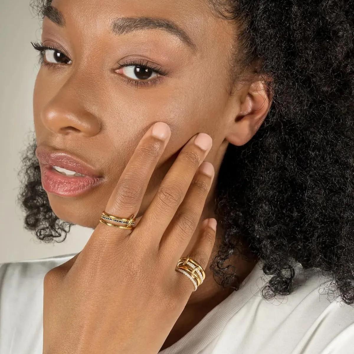 Une Niche bague de bijoux en cuivre bicolore à quatre anneaux, hypoallergénique, Style Ins, artefact