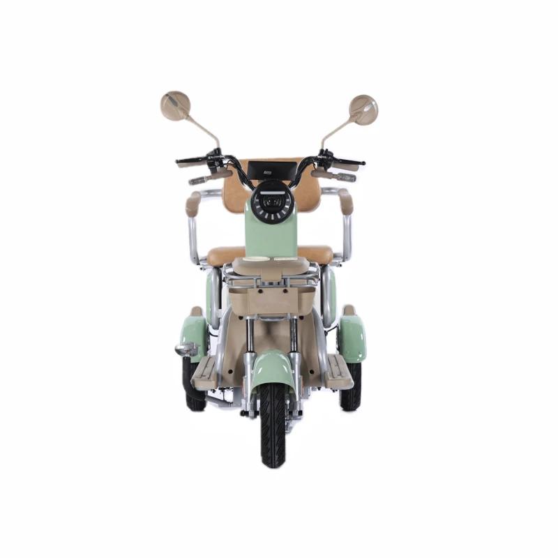 Le tricycle électrique à trois roues est un véhicule polyvalent sans barrière pour les loisirs et les déplacements avec un corps ouvert