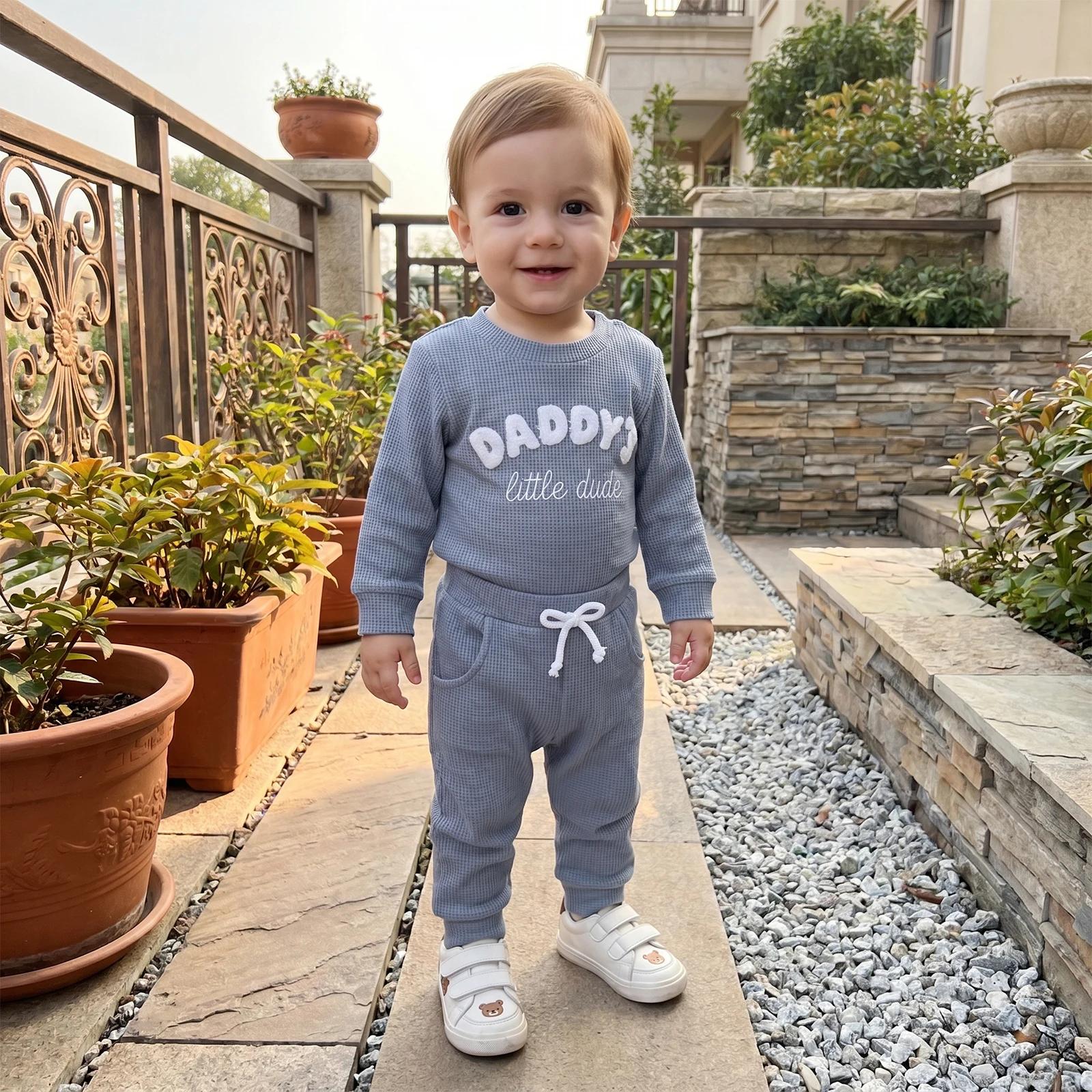Vêtements pour bébé garçon, vêtements d'automne, broderie de lettres, combinaison à manches longues en tissu gaufré, pantalon uni, ensemble de 2 pièces