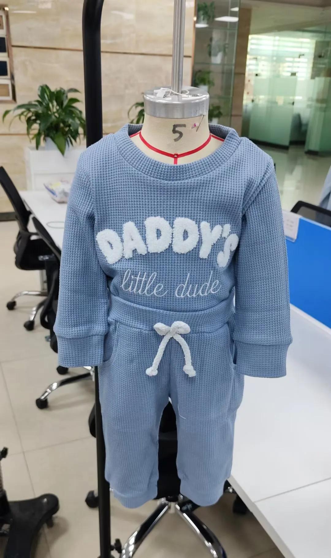 Vêtements pour bébé garçon, vêtements d'automne, broderie de lettres, combinaison à manches longues en tissu gaufré, pantalon uni, ensemble de 2 pièces