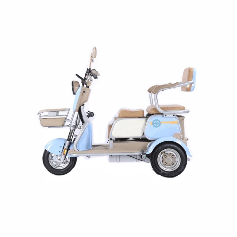 Le tricycle électrique à trois roues est un véhicule polyvalent sans barrière pour les loisirs et les déplacements avec un corps ouvert