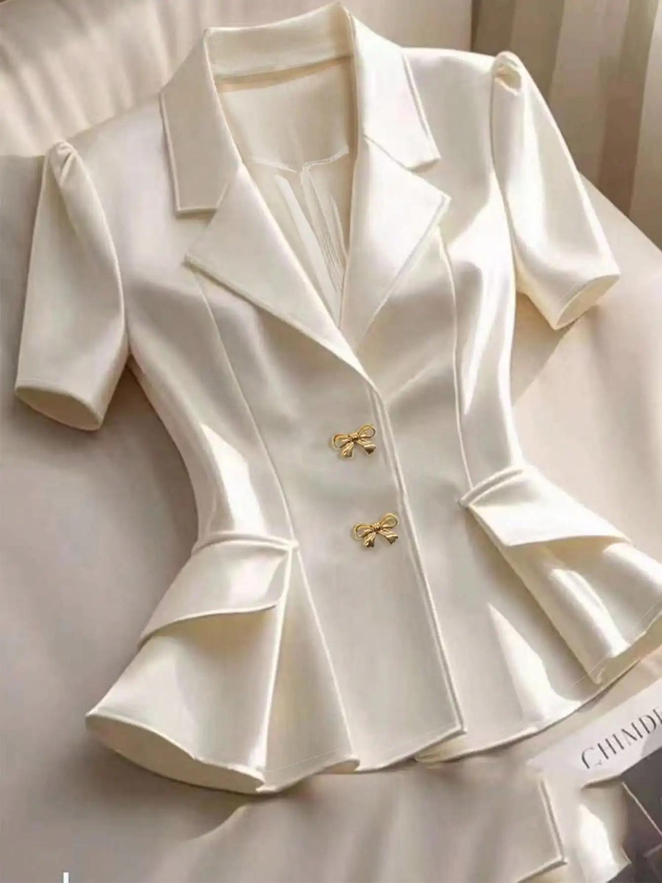 Blazer chic en satin blanc à volants, col à revers, manches courtes, boutons nœud dorés – Polyvalent