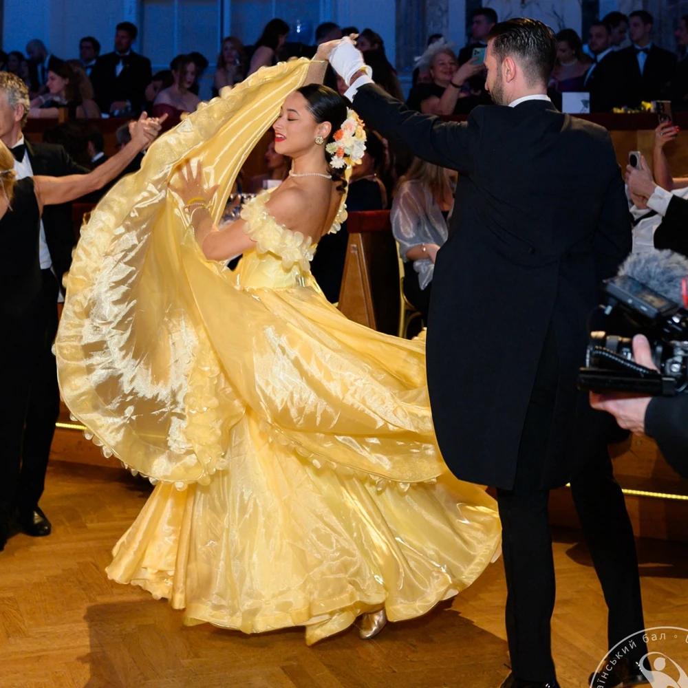 Robe de soirée en satin à épaules dénudées, avec jolie maille florale, longue jusqu'au sol, pour bal