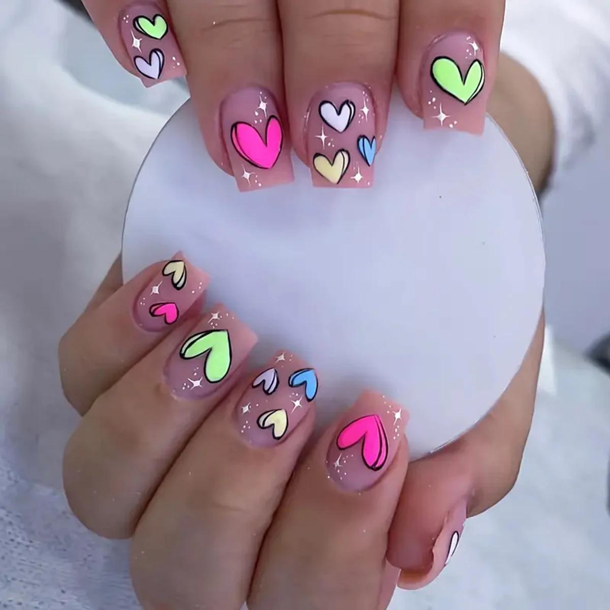 24 pièces faux ongles carrés courts mats, conception de coeur coloré couverture complète presse sur