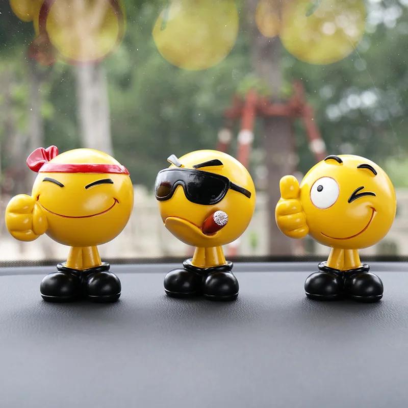 Poupée à tête secouante créative pour décoration de voiture, sac d'expression de dessin animé mignon