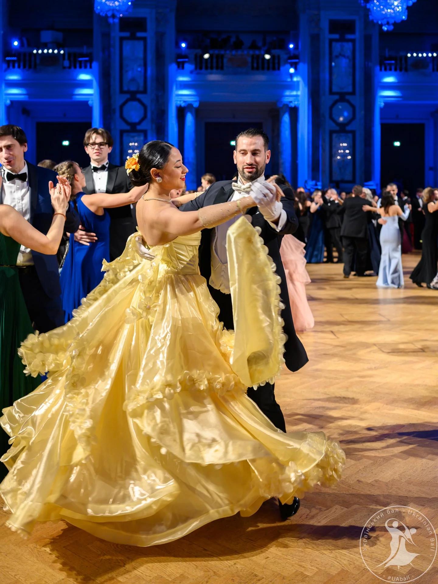 Robe de soirée en satin à épaules dénudées, avec jolie maille florale, longue jusqu'au sol, pour bal