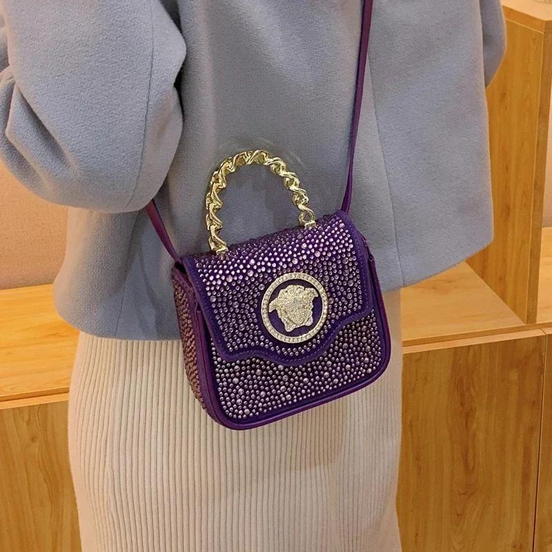 Pochette classique inspirée des créateurs, convertible en sac bandoulière, avec un style parisien et