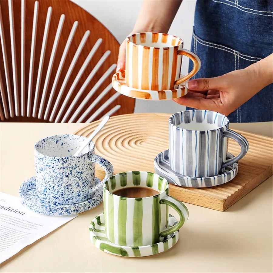 Ensemble de tasses et assiettes dessinées à la main à rayures minimalistes, tasse à café au lait en