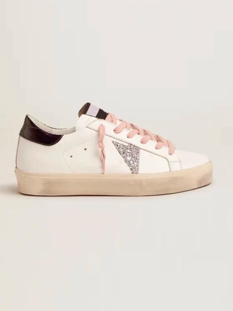 Baskets streetwear délavées, contraste de couleurs audacieux, look urbain