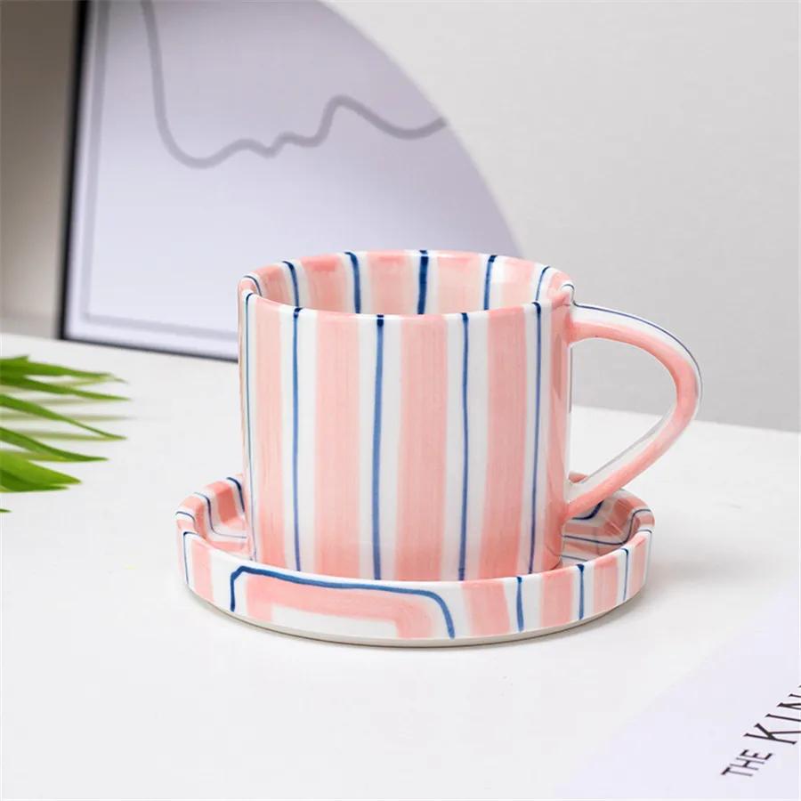 Ensemble de tasses et assiettes dessinées à la main à rayures minimalistes, tasse à café au lait en