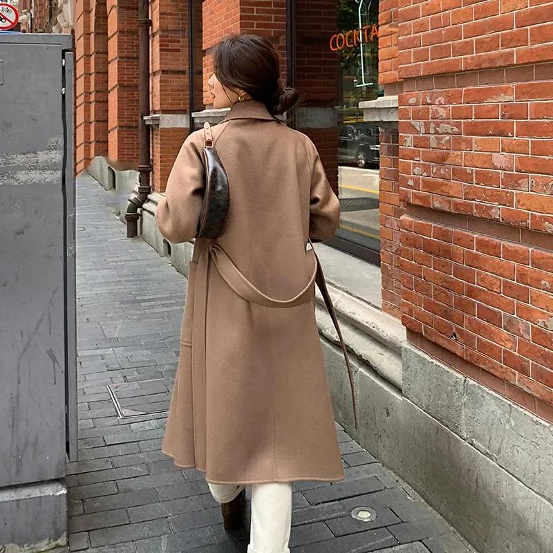 Manteau long en laine véritable 100% à col rabattu, à ceinture, à ouverture sur le devant, en tissu