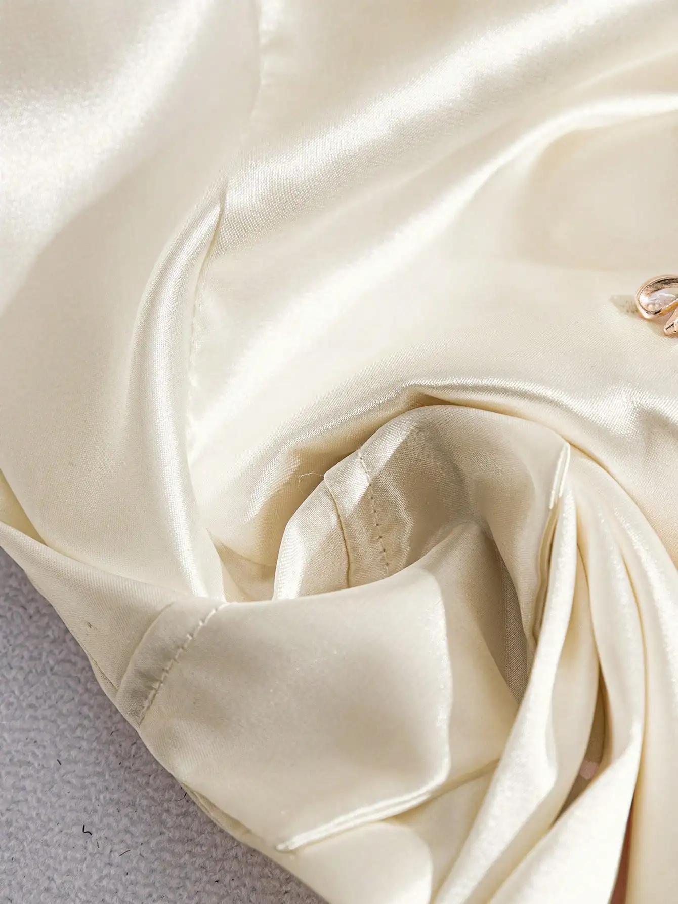 Blazer chic en satin blanc à volants, col à revers, manches courtes, boutons nœud dorés – Polyvalent