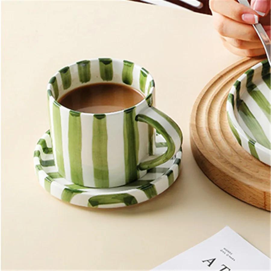 Ensemble de tasses et assiettes dessinées à la main à rayures minimalistes, tasse à café au lait en