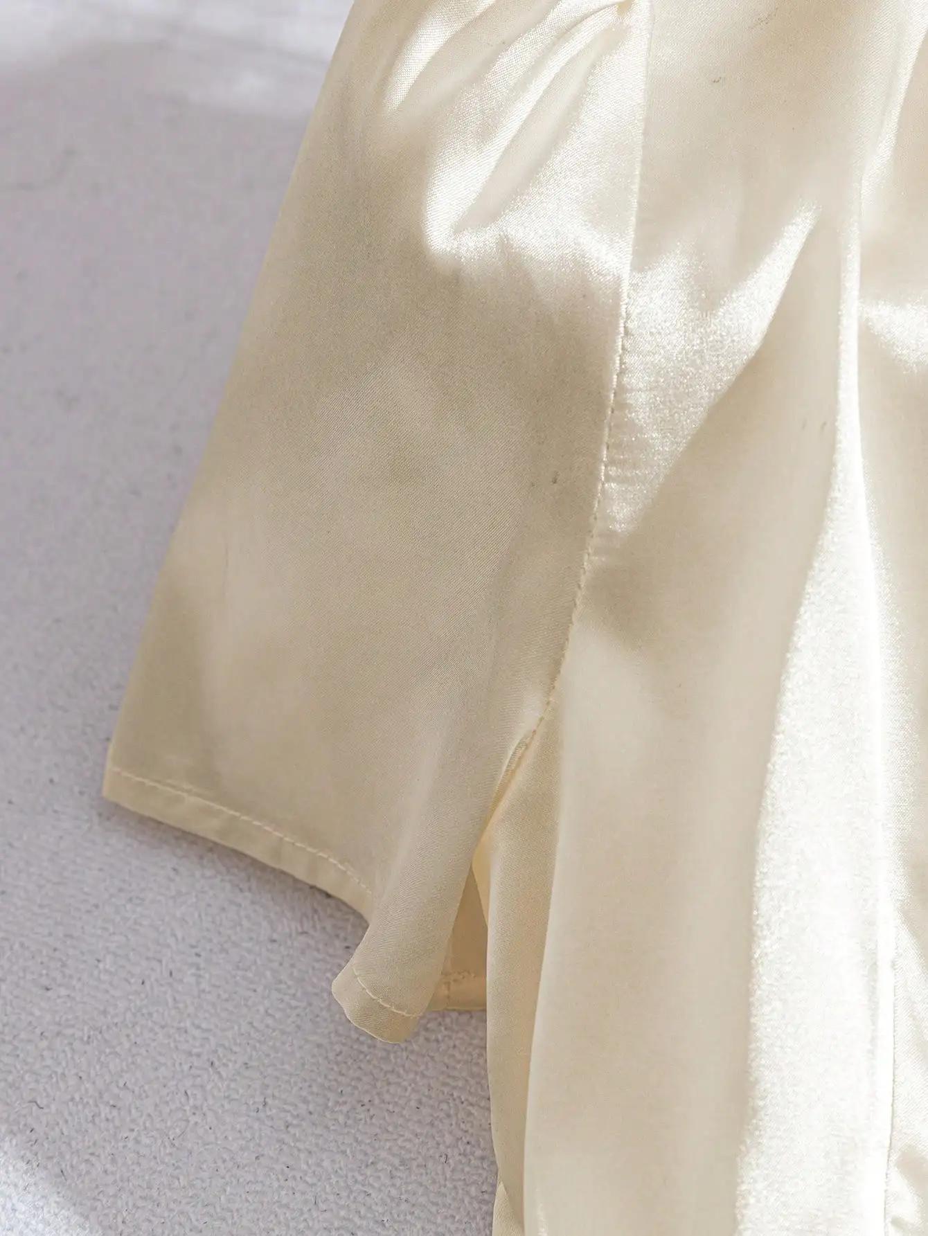 Blazer chic en satin blanc à volants, col à revers, manches courtes, boutons nœud dorés – Polyvalent