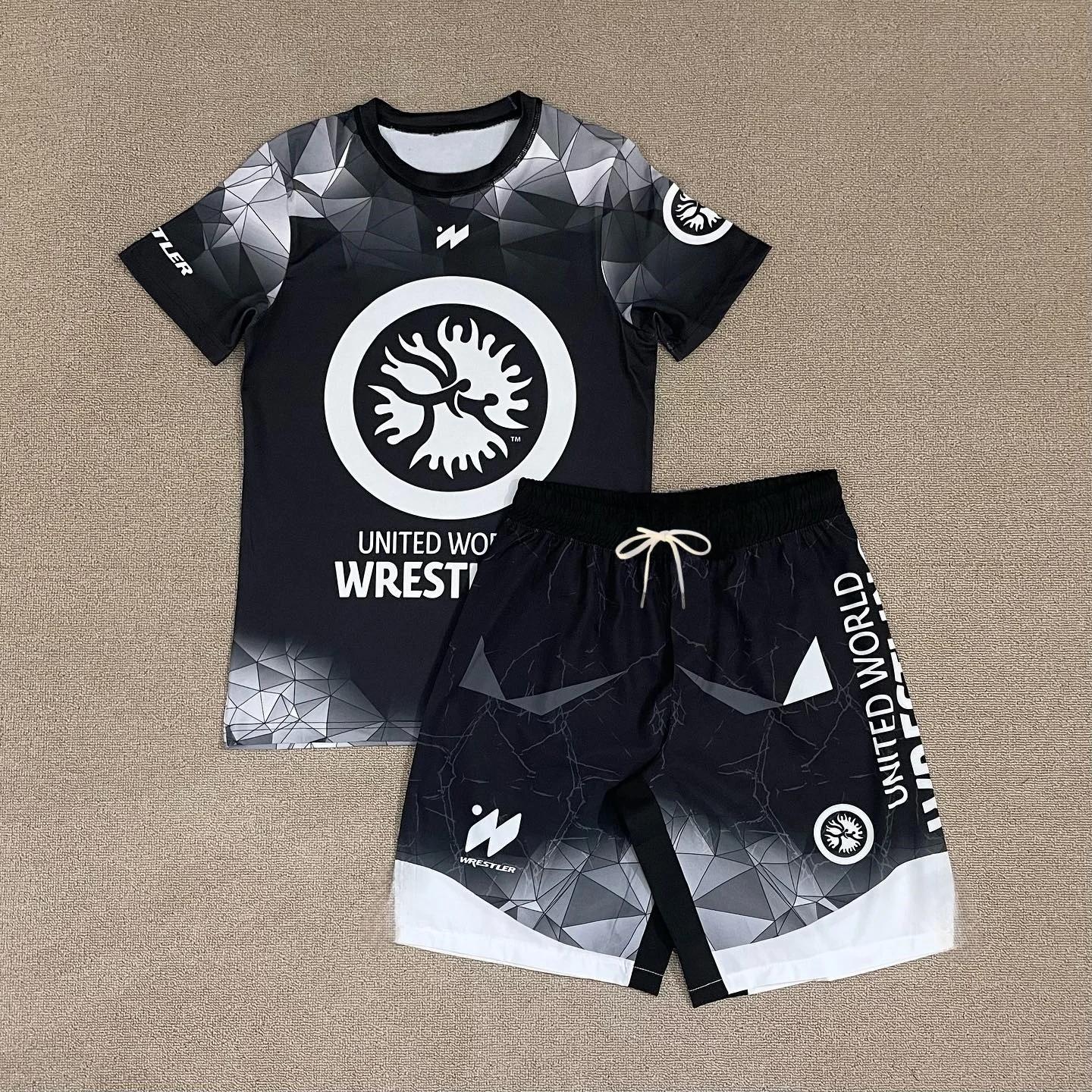 Nouvel ensemble sportif de lutte mondiale 2026 pour hommes et enfants – T-shirt et short noirs et bl