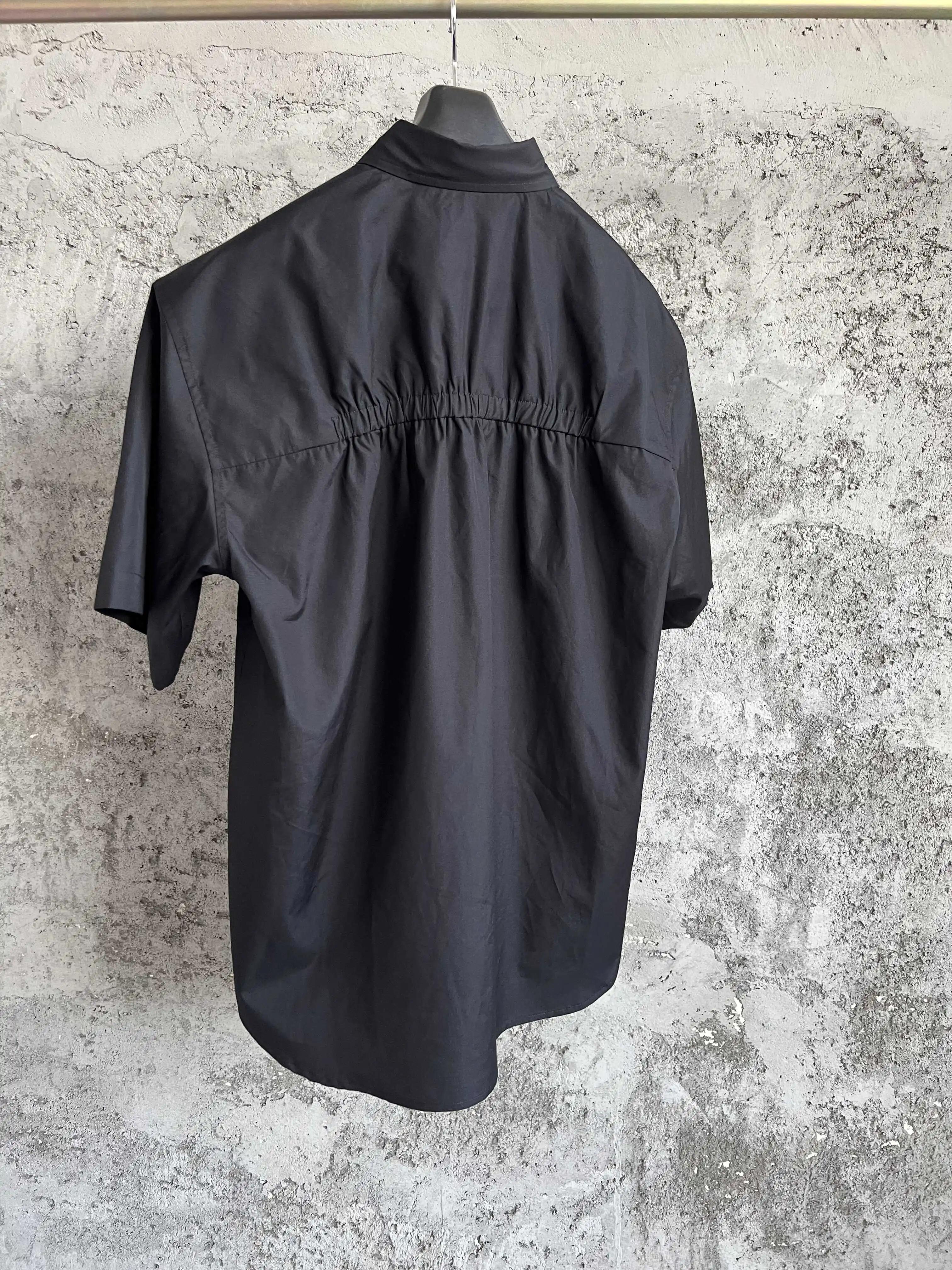 Un niche de créateurs originaux de chemises à manches courtes avec une silhouette de manches cinq-qu